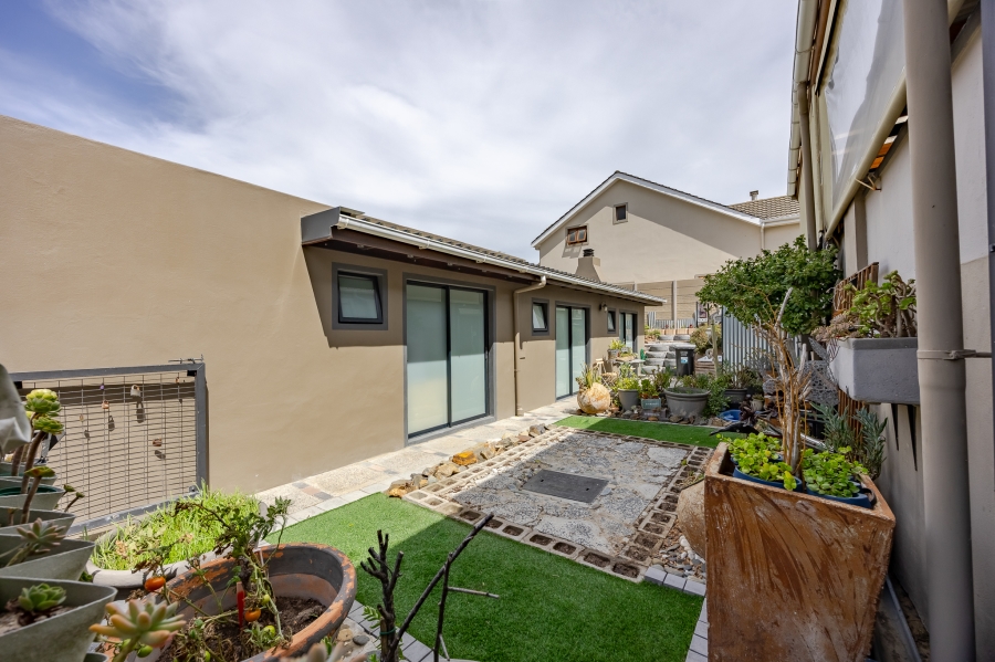 6 Bedroom Property for Sale in Flamingo Vlei Western Cape